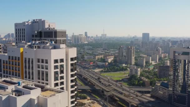 Nuevo edificio residencial moderno en blanco y negro en una metrópolis moderna. casa de color en el centro de negocios de Moscú. vista aérea — Vídeos de Stock