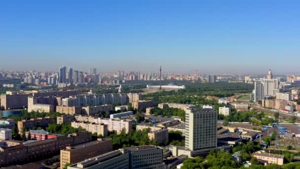 Moskova 'nın batısı ve Kutuzovsky Prospekt' teki Zafer Parkı 'nın havadan görüntüsü. Moskova 'nın geliştirilmiş altyapısı — Stok video