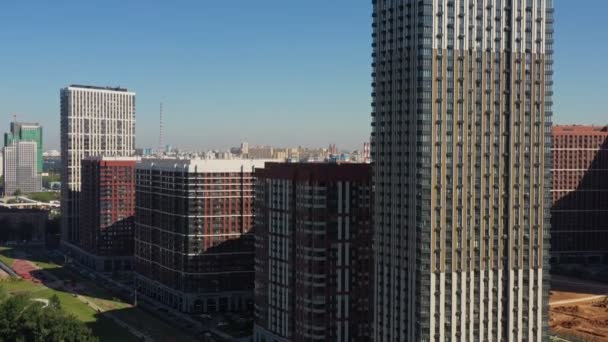 Un moderno distrito de casas de ladrillo de diseño en el distrito central de Moscú. edificios modernos de ladrillo de gran altura. vista aérea — Vídeos de Stock