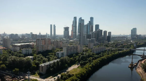 Blick auf das berühmte Geschäftszentrum-Moskau Stadt über den Fluss im Morgengrauen. Blick auf die moderne Stadt Moskau. Luftbild — Stockfoto
