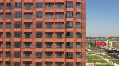 Yeni modern tasarımcı tuğlalı apartman binası yazın modern bir konut kompleksinde. hava görünümü