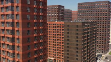 Yeni modern tasarımcı tuğlalı apartman binası yazın modern bir konut kompleksinde. hava görünümü