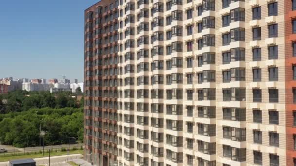 Novo edifício de apartamentos de tijolo designer moderno em um complexo residencial moderno no verão. vista aérea — Vídeo de Stock