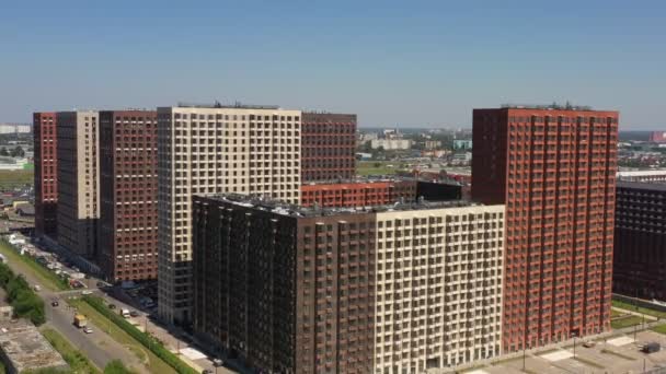 Nuevo edificio de apartamentos de ladrillo de diseño moderno en un complejo residencial moderno en el verano. vista aérea — Vídeo de stock