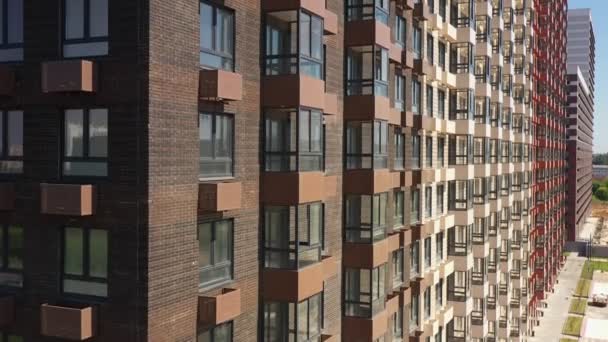 Novo edifício de apartamentos de tijolo designer moderno em um complexo residencial moderno no verão. vista aérea — Vídeo de Stock
