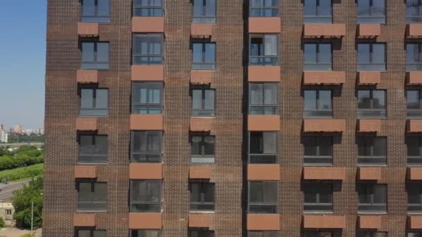 Yeni modern tasarımcı tuğlalı apartman binası yazın modern bir konut kompleksinde. hava görünümü — Stok video