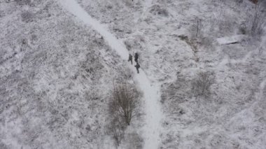 Üniformalı üç kişi kışın çatışmaların yaşandığı yerlere gider. hava görünümü