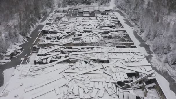 Разрушенное здание, как после войны, посреди лесного ландшафта зимой. вид сверху. руины зимой — стоковое видео