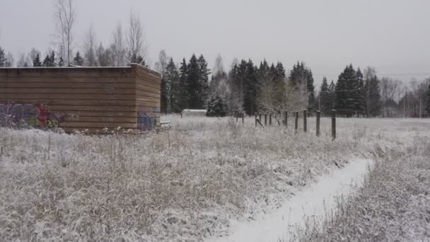 Egy elhagyatott épület a Szovjetunió idejéből télen egy benőtt helyen. furcsa táj — Stock videók