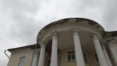 Yıkım işaretli sütunları olan eski bir bina. Doli kamera görüntüsü