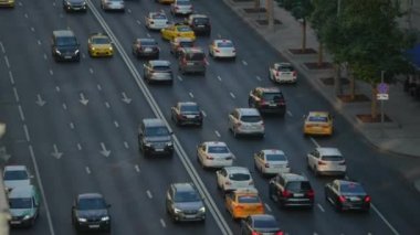 Arabalar gün içinde Tverskaya Caddesi 'nde sıkışık durumdalar. Çalışma gününün sonunda Moskova 'daki Tverskaya caddesinde çok yoğun araba trafiği var.