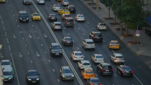 Los coches están en un atasco de tráfico en la calle Tverskaya durante el día. Tráfico de coches muy pesado al final de la jornada de trabajo en la calle Tverskaya en Moscú — Vídeos de Stock