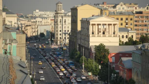 Les voitures sont dans un embouteillage sur la rue Tverskaya pendant la journée. Trafic automobile très dense à la fin de la journée de travail sur la rue Tverskaya à Moscou — Video