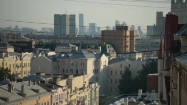 Moskova 'nın tarihi kısmına bakan bir panorama. Moskova 'da Tverskaya Caddesi' ndeki eski evlerin çatıları