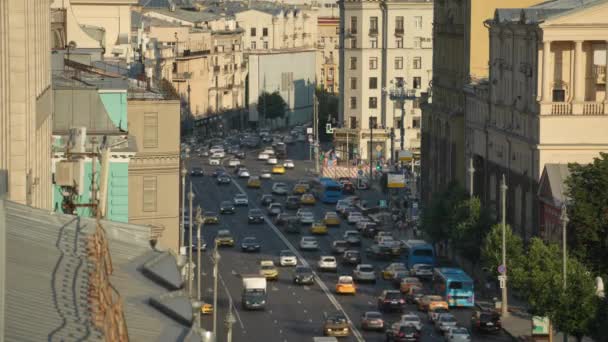 Auf der Twerskaja-Straße stehen tagsüber Autos im Stau. Sehr starker Autoverkehr am Ende des Arbeitstages auf der Twerskaja Straße in Moskau — Stockvideo