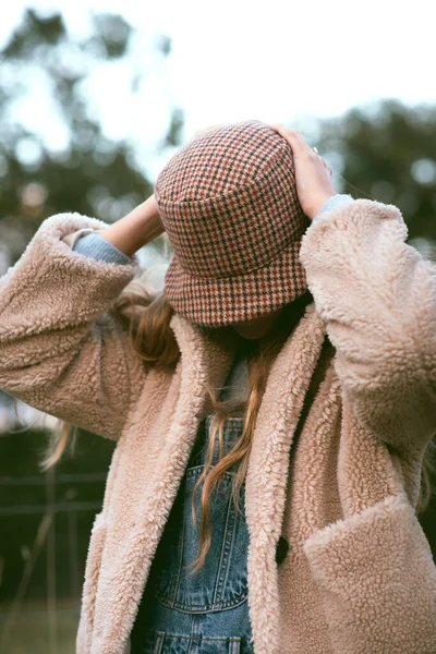 Κορίτσι Της Μόδας Στο Δάσος Φορώντας Ένα Καφέ Μάλλινο Σακάκι — Φωτογραφία Αρχείου