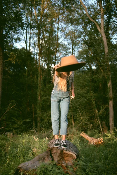 Flicka Skogen Iförd Jeansoverall Och Cowboy Fedorahatt Höstvives Stockbild