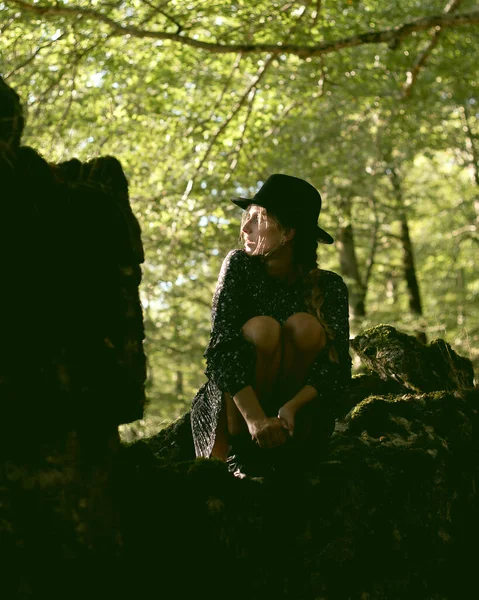 Μοντέρνο Κορίτσι Στο Δάσος Φορώντας Ένα Μαύρο Φόρεμα Και Καπέλο — Φωτογραφία Αρχείου