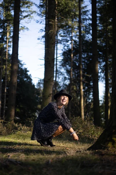 Μοντέρνο Κορίτσι Στο Δάσος Φορώντας Ένα Μαύρο Φόρεμα Και Καπέλο — Φωτογραφία Αρχείου