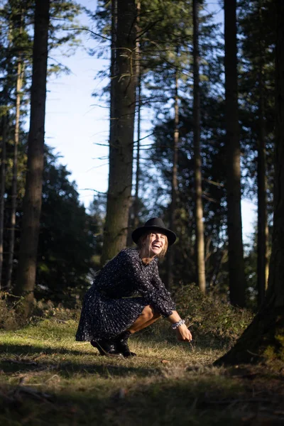 Trendig Flicka Skogen Bär Svart Klänning Och Fedora Hatt Hösten Stockfoto