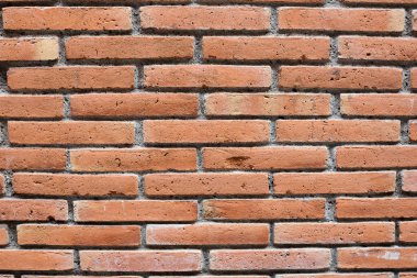 Kırmızı tuğlalı arka plan. Gri çimentolu eski duvar.