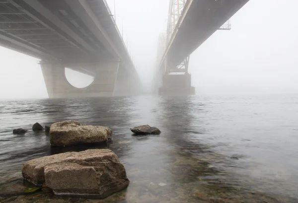 霧の中の二つの橋 — ストック写真