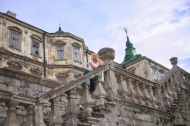 Kalenin merdivenlerde duran kadın