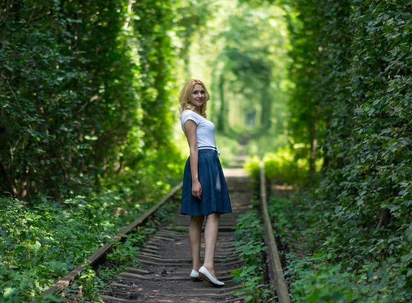 Femme dans un tunnel vert — Photo