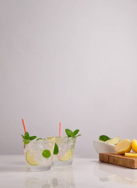Buzlu mojito kokteyli, naneli ve limonlu beyaz mermer, limonlu ve naneli. Köpüklü ferahlatıcı kokteyl. Metin için boşluk