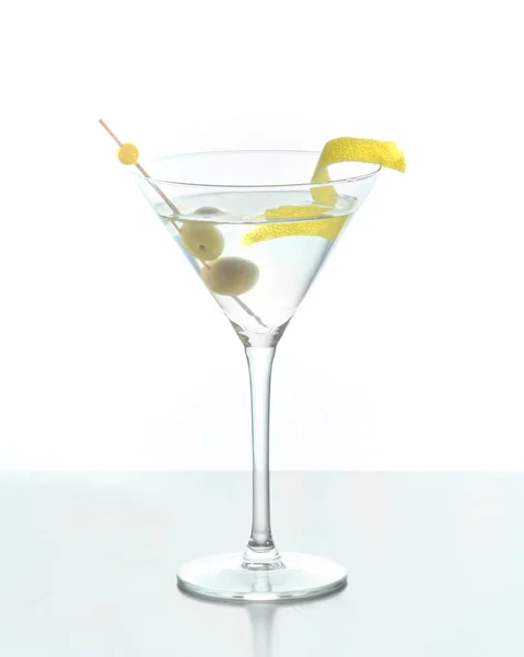 Martini Mixgetränk Mit Zitronenschale Und Oliven Auf Weißem Hintergrund — Stockfoto