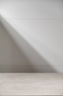 Eski beton taban ve beyaz fayanslı duvar. Ürün ve metin için kopyalama alanı olan ön görünüm.