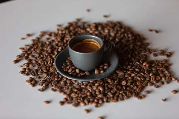 Kahve, bir fincan sıcak kahve, koyu kahve çekirdekleri ve kahve çekirdekleri.,