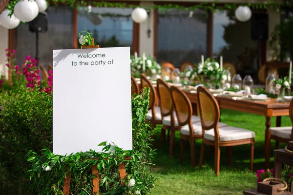 Düğün hazırlama restoranı ve düğün organizatörleri. Sandalyeler ve balayı masaları mumlarla süslenmiş, çatal bıçak takımı ve çanak ve masa örtüsüyle servis edilmiş. Düğün alanı, parti alanı