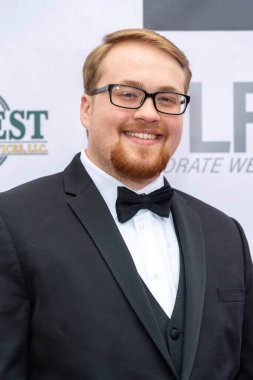 Austin Rodgers, Suzanne DeLaurentiis Prodüksiyon 'a katılıyor. Universal City Hilton, Los Angeles, CA' da 24 Nisan 2021 'de gerçekleştirilen Hollywood operasyonu yararına bir Oscar Öncesi Öğle Yemeği Galası ve Gifting Süiti sunuyor.
