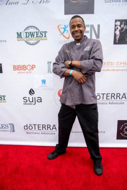 Robert Stewart (Şef Stew) Suzanne DeLaurentiis Prodüksiyon 'a katılır ve Universal City Hilton, Los Angeles, CA' da 24 Nisan 2021 'de Hollywood Operasyonu yararına bir Oscarlar Öncesi Öğle Yemeği Galası ve Hediye Süiti sunar.