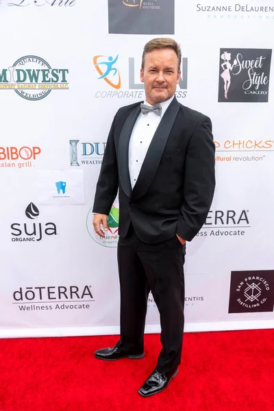 Christopher Dukes, Suzanne DeLaurentiis Prodüksiyon 'a katılıyor. 24 Nisan 2021' de Universal City Hilton, Los Angeles, CA 'da düzenlenen Hollywood operasyonu yararına bir Oscar Öncesi Öğle Yemeği Galası ve Gifting Süiti sunuyor.