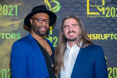 Mykell Barlow ve Justin Patten, 2 Mayıs 2021 'de TLC Çin Tiyatrosu' nun kapanış gecesi olan Micheaux Film Festivali 'ne katıldılar.