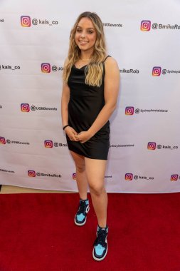 Alexis Rose, 1 Mayıs 2021 'de Bell Canyon, CA' daki özel konutta Genç Hollywood Sosyal Medya Sanayi Partisi 'ne katılıyor.