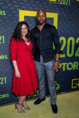 Shelly Snellman ve Telvin Griffin 2 Mayıs 2021 'de TLC Çin Tiyatrosu' nun kapanış gecesi olan Micheaux Film Festivali 'ne katıldılar.