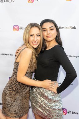 Ava Kolker ve Julia Garcia, 1 Mayıs 2021 'de Bell Canyon, CA' da bulunan özel konutta Genç Hollywood Sosyal Medya Partisine katıldı.