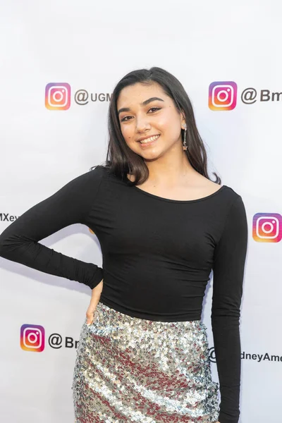 ジュリア ガルシアは2021年5月1日にカリフォルニア州ベルキャニオンの個人宅で開催されるYoung Hollywood Social Media Industry Partyに出席します — ストック写真