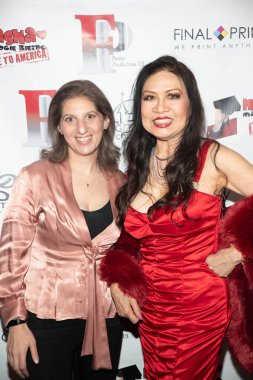 Fallon Shaya, Joycelyne Lew sunar: The Comedy Chateau 'daki Lekeli Kırmızı Halı, Kuzey Hollywood, CA, 29 Mayıs 2021