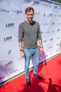 Scott Travis, 12 Haziran 2021 'de Los Angeles, CA' daki özel konutta LANY Entertainment yaz endüstrisi tanışma toplantısına katılıyor.