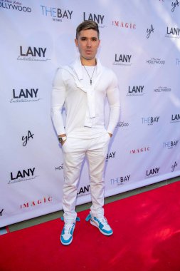 Kristos Andrews, 12 Haziran 2021 'de Los Angeles, CA' daki özel konutta LANY Entertainment yaz endüstrisi tanışma toplantısına katılıyor.