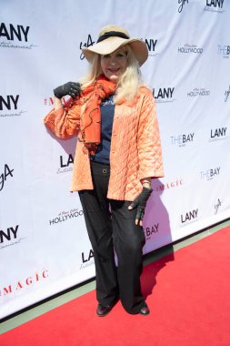 Shelley Sheraton, 12 Haziran 2021 'de Los Angeles, CA' daki özel konutta LANY Entertainment yaz endüstrisi tanışma toplantısına katılıyor.