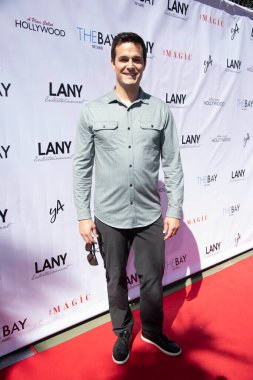 Jimmy Clabots, 12 Haziran 2021 'de Los Angeles, CA' daki özel konutta LANY Entertainment yaz endüstrisi mikserine katılıyor.