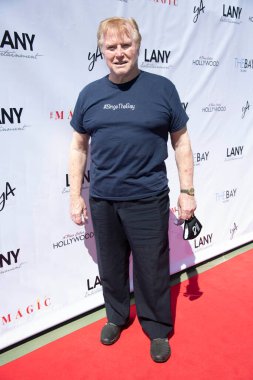 Bill Whitaker, 12 Haziran 2021 'de Los Angeles, CA' daki özel konutta LANY Entertainment yaz sanayii mikserine katılıyor.