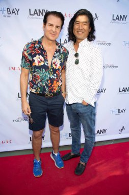 Vincent De Paul ve John Kim, 12 Haziran 2021 'de Los Angeles, CA' daki özel konutta LANY Entertainment yaz endüstrisi tanışma toplantısına katıldılar.