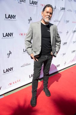 Bir Martinez, 12 Haziran 2021 'de Los Angeles, CA' daki özel konutta LANY Entertainment yaz toplantısı düzenliyor.