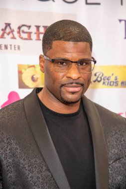 Aktör Jamal Jackson, 19 Haziran 2021 'de Lancaster' daki Sol Plaza Boutique AVM 'de düzenlenen yıllık Juneteenth Kutlamasında Suşi Footbar' ın büyük açılışına katıldı.